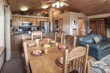 About Time 3 Bedrooms Fireplace Gas Grill WiFi Sleeps 8 - image 8