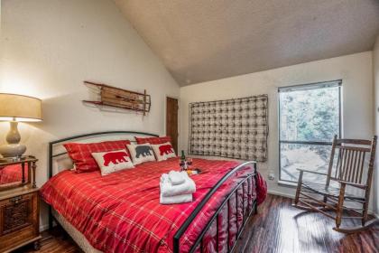 Cabin on the Creek 2 Bedrooms Sleeps 6 Hot Tub Fireplace Pet Friendly - image 10