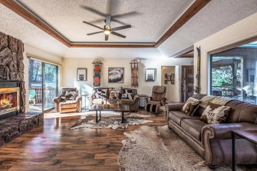 Remember the Alamo 3 Bedrooms Sleeps 6 Pet Friendly Fenced Yard - image 3