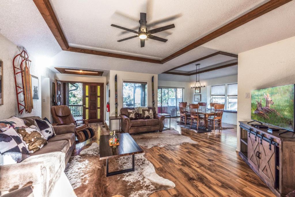 Remember the Alamo 3 Bedrooms Sleeps 6 Pet Friendly Fenced Yard - image 5