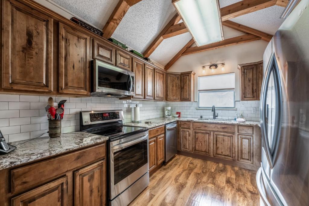 Remember the Alamo 3 Bedrooms Sleeps 6 Pet Friendly Fenced Yard - image 7