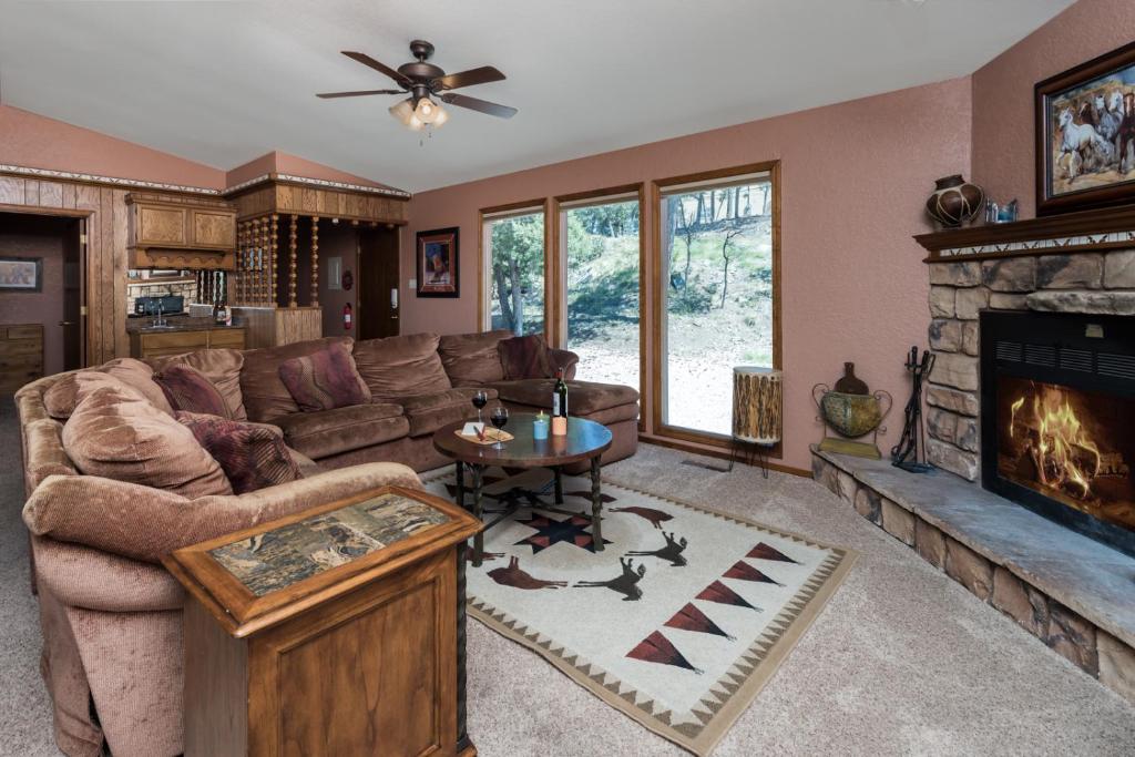 2 Sisters Mountain Home 3 Bedrooms Sleeps 10 View Game Room Hot Tub - main image
