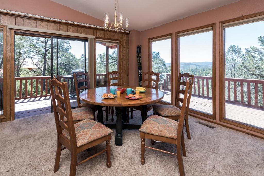 2 Sisters Mountain Home 3 Bedrooms Sleeps 10 View Game Room Hot Tub - image 6