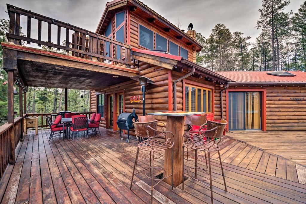 Unique Bear Country Cabin in Ruidoso with Hot Tub! - main image