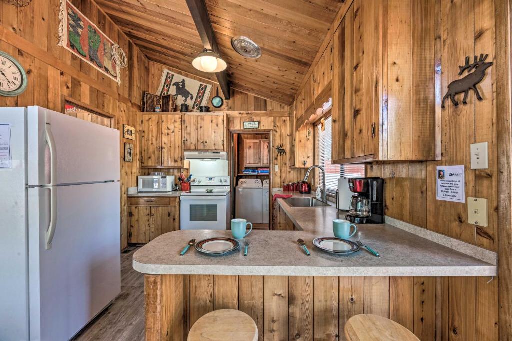 Quiet Retreat with Hot Tub - 16 Miles to Ski Apache! - image 6