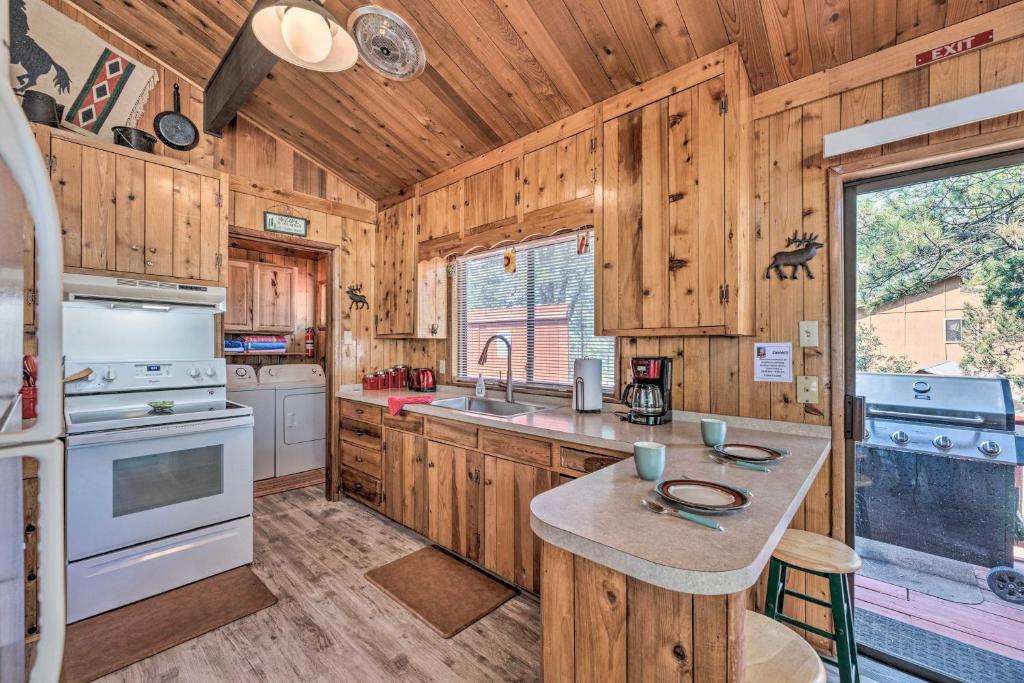 Quiet Retreat with Hot Tub - 16 Miles to Ski Apache! - image 7
