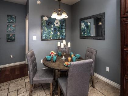Gathering Place 5 Bedrooms Fireplace Game Room Sleeps 10 - image 7