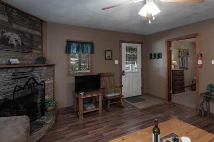 Cozy Bear 7 2BRs Fireplace Midtown Sleeps 6 - image 3