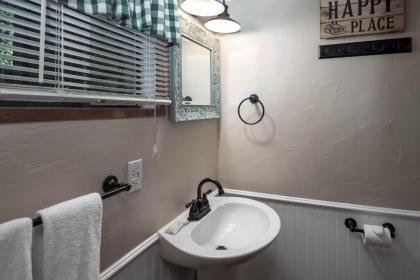 Cozy Bear 7 2BRs Fireplace Midtown Sleeps 6 - image 9
