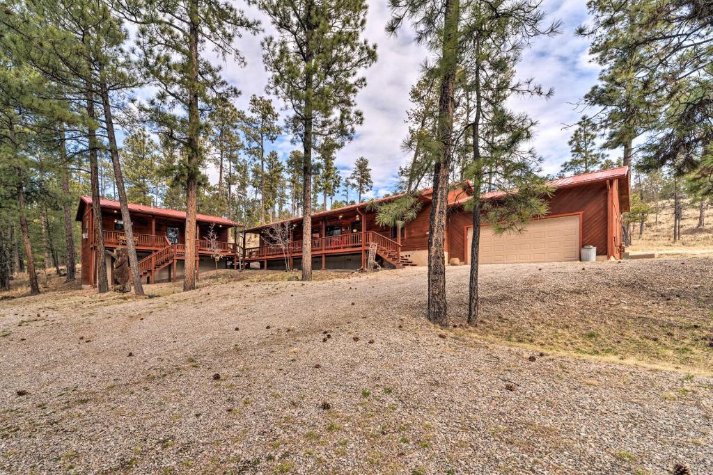 Wooded Ruidoso Hideaway with Deck Ski Hike and Golf! - main image