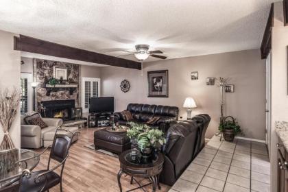 Pinon Park B2 2 BRs Hot Tub Pets Welcome WiFi Sleeps 6 - image 5