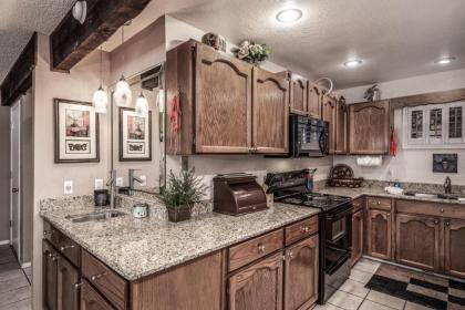 Pinon Park B2 2 BRs Hot Tub Pets Welcome WiFi Sleeps 6 - image 8