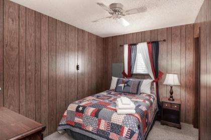 McCarthy House 3 Bedroom Deck Views Sleeps 6 WiFi - image 13
