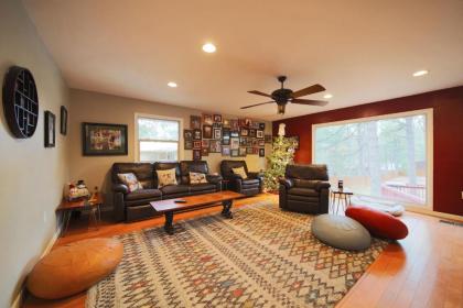 Ruidoso Pines 6 Bedrooms Hot Tub Firepit WIFI Sleeps 12 - image 3