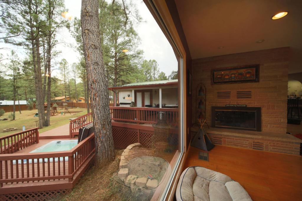Ruidoso Pines 6 Bedrooms Hot Tub Firepit WIFI Sleeps 12 - image 4
