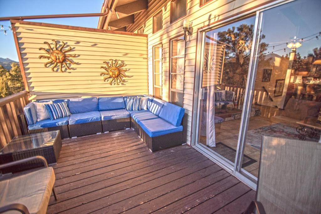 Huge Ruidoso Retreat with Game Room Pool 2 Balconies 2 Kitchens - Sleeps 17! - main image