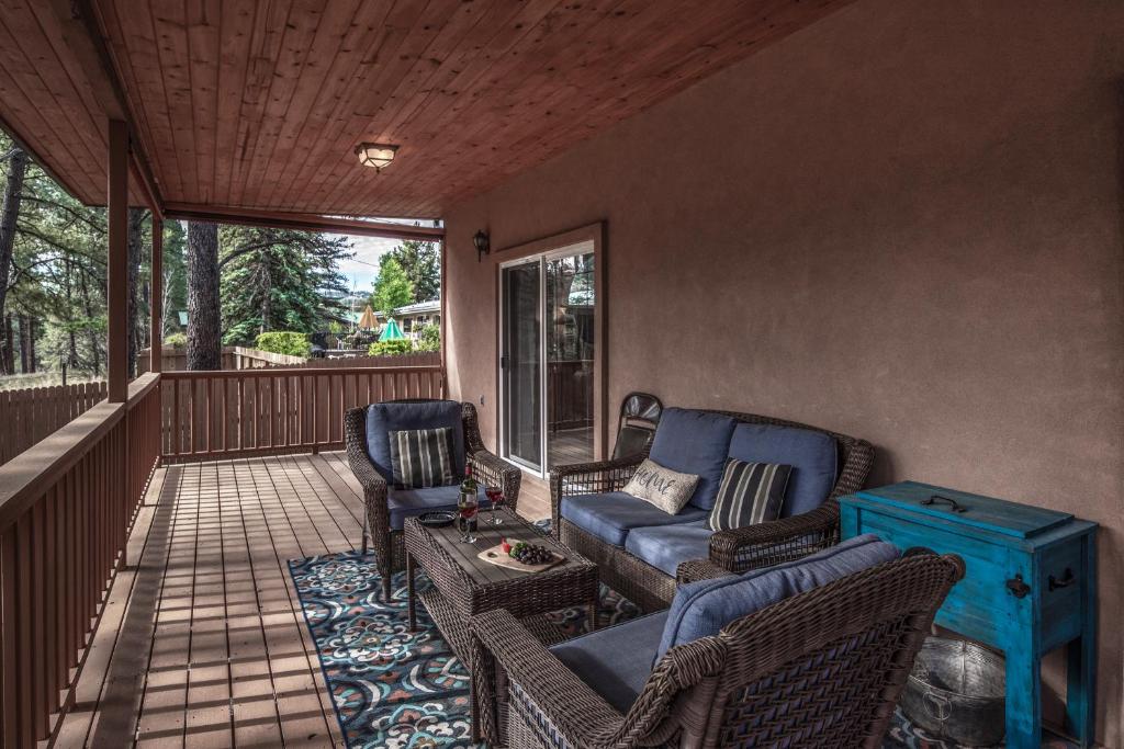 Shady Pines 3 BRs Game Room Fireplace Wifi Sleeps 12 - main image