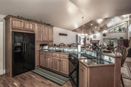Shady Pines 3 BRs Game Room Fireplace Wifi Sleeps 12 - image 11