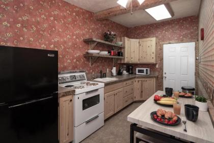 Shady Pines 3 BRs Game Room Fireplace Wifi Sleeps 12 - image 12