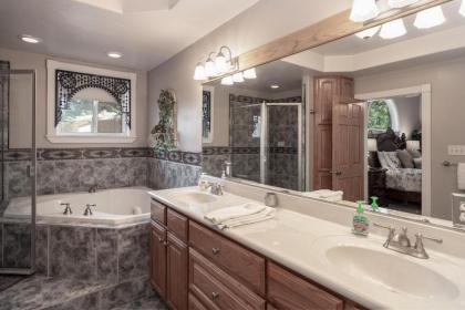 Shady Pines 3 BRs Game Room Fireplace Wifi Sleeps 12 - image 15