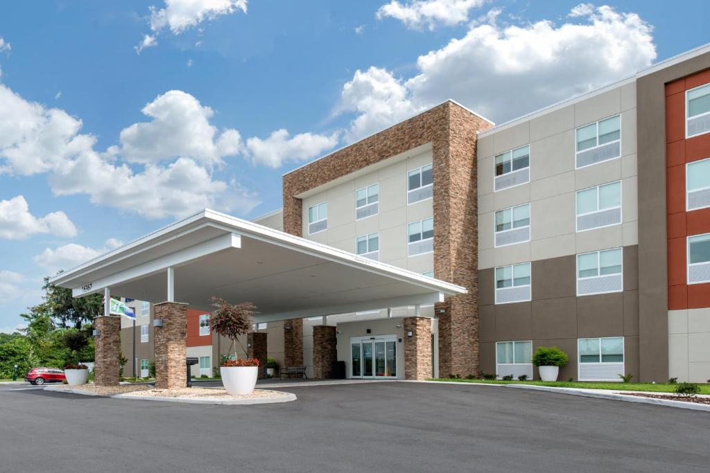 Holiday Inn Express & Suites - Ruskin an IHG Hotel - main image