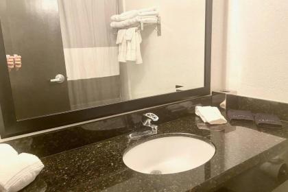 Riverview Studio 507 Beach steps away!+pool+WiFi - image 10
