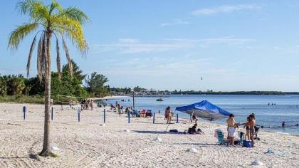 SunsetView Studio116 Beach steps away Pool WiFi Florida