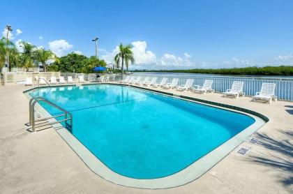 SunsetView Studio116 Beach steps away Pool WiFi - image 10