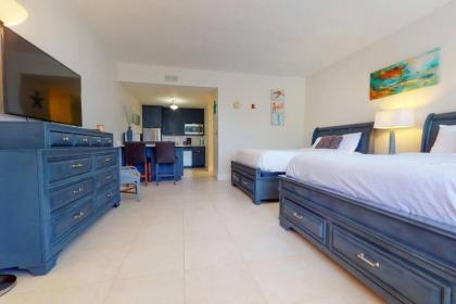 Sea Breeze Studio 510 Beach steps away!+pool+WiFi - image 12
