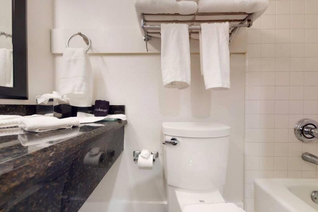 Sea Breeze Studio 510 Beach steps away!+pool+WiFi - image 4