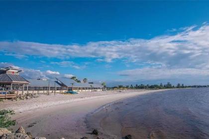 Bay View Studio206 Beach steps away! Pool+WiFi - image 9