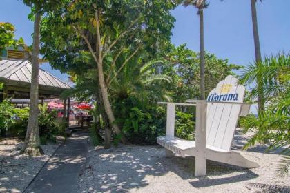 Dolphin Studio 306 Beach steps away! Pool + WiFi - image 5