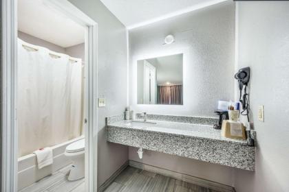 Green Woods Inn - image 12