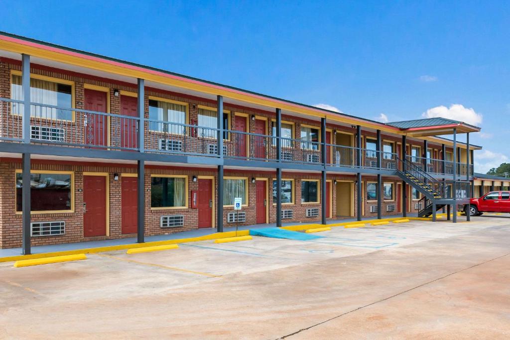 Green Woods Inn - image 5
