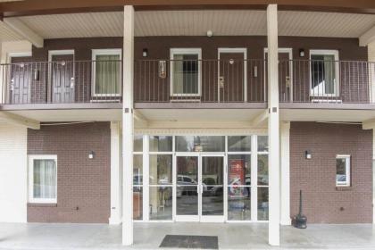 Econo Lodge - image 10