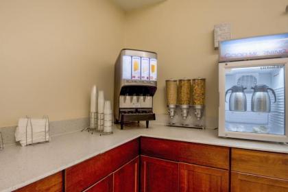 Econo Lodge - image 11