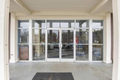 Econo Lodge - image 12