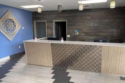Econo Lodge - image 2