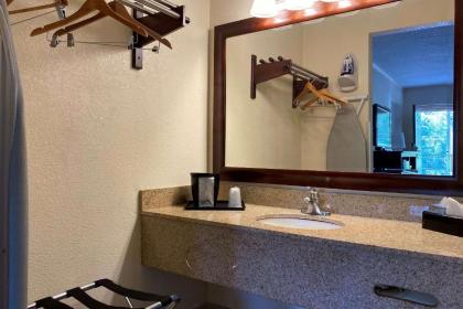 Econo Lodge - image 4