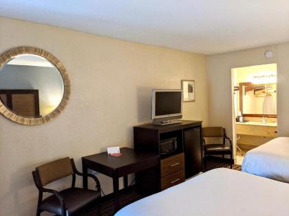 Econo Lodge - image 7