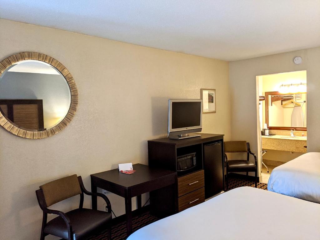 Econo Lodge - image 7
