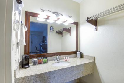 Econo Lodge - image 9