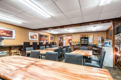 Econo Lodge Rutland City near Hwy 7 - image 13