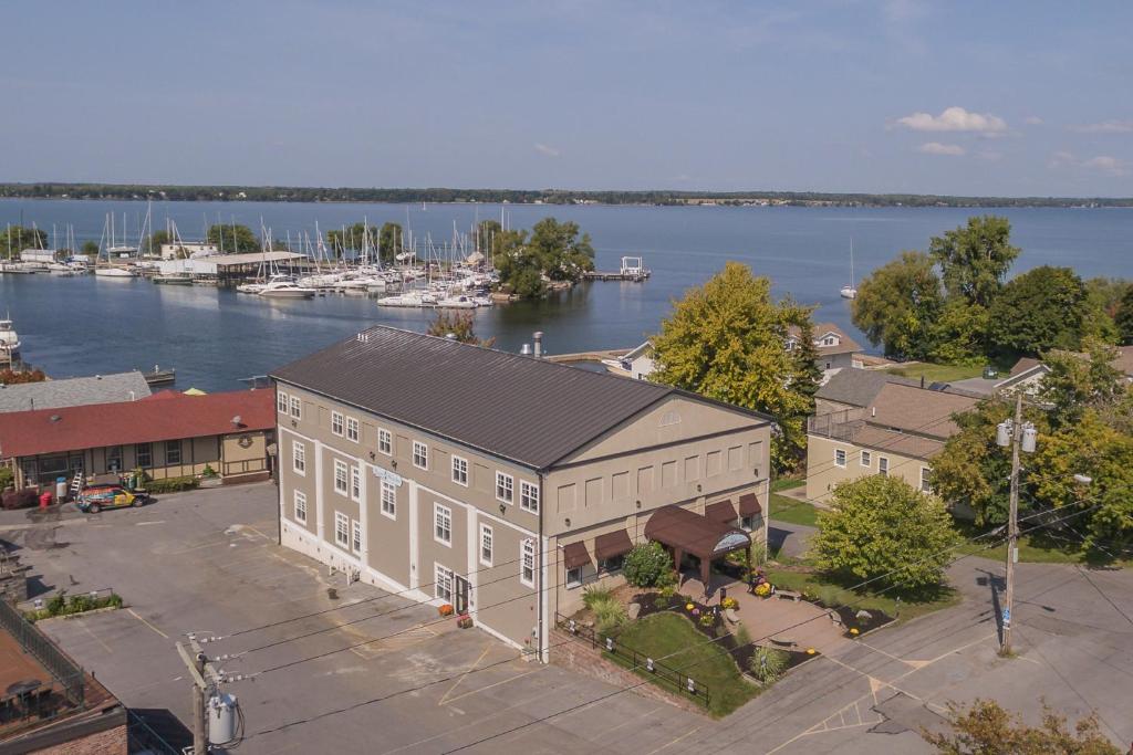 Harbor House Inn - image 2
