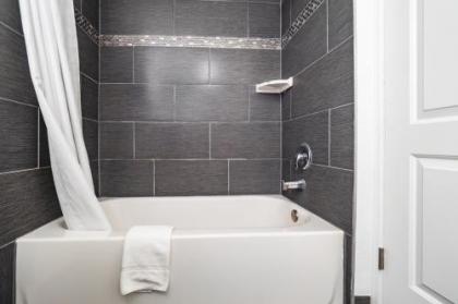Travelodge by Wyndham Sacramento Convention Center - image 4