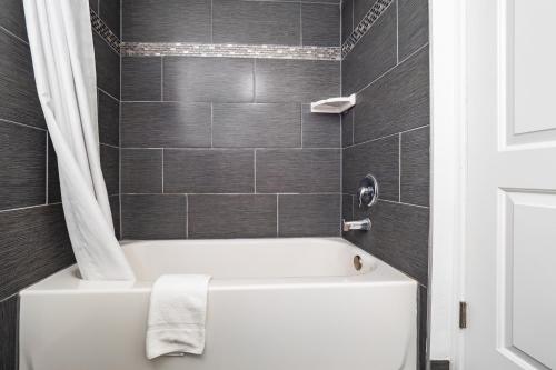 Travelodge by Wyndham Sacramento Convention Center - image 4