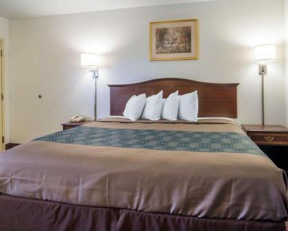 Econo Lodge St. Albans - image 10