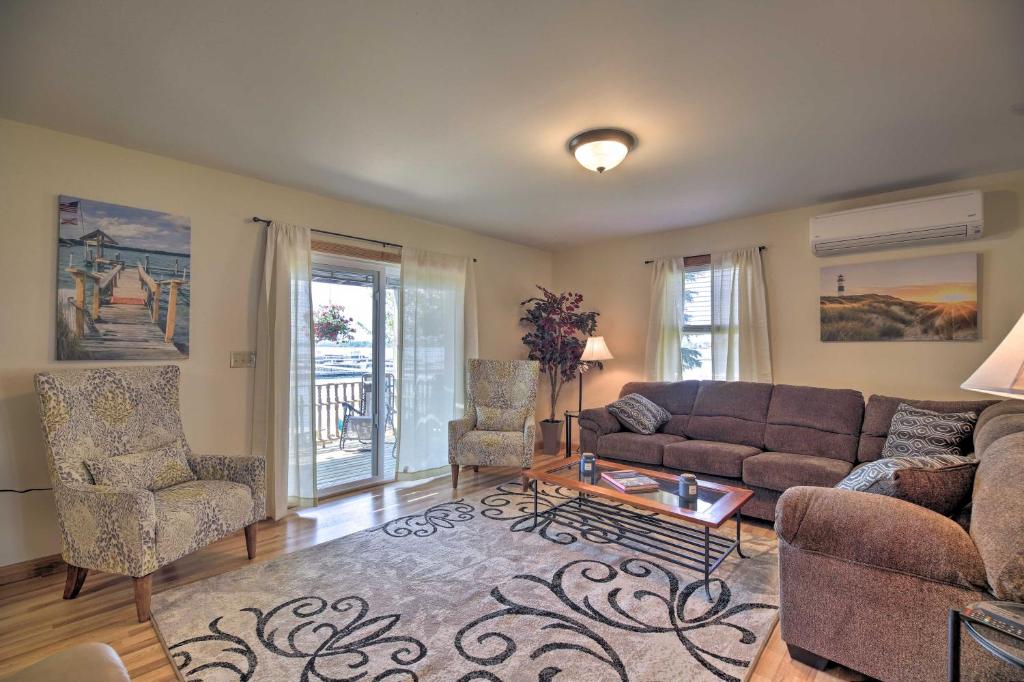 Lake Champlain Home with Decks Kayaks and More - image 2
