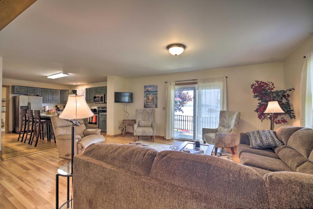 Lake Champlain Home with Decks Kayaks and More - image 3