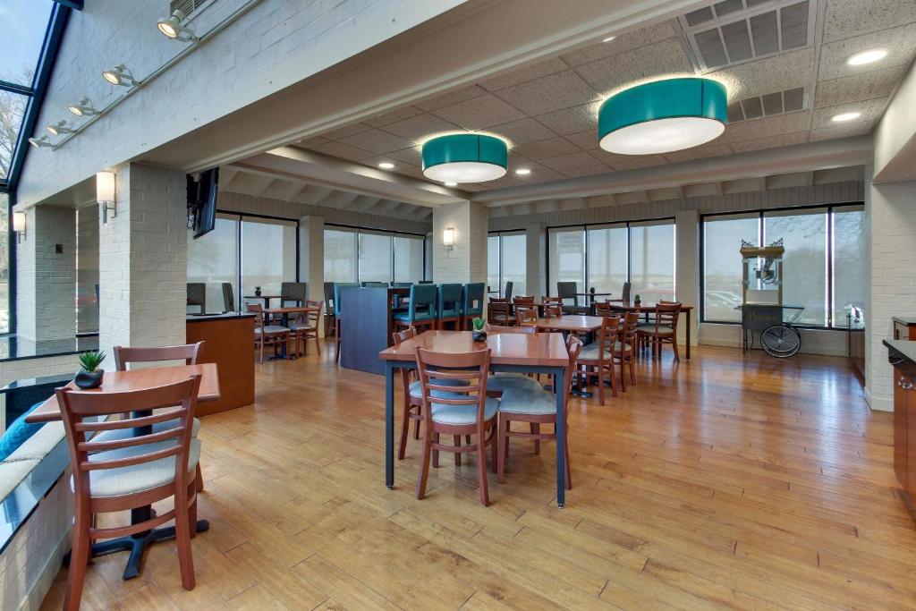 Pear Tree Inn St. Louis Airport - image 6